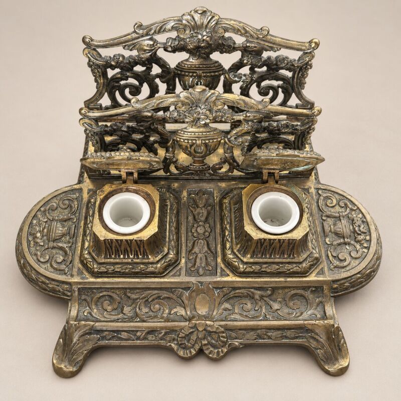 Starožitný dvojitý mosadzný kalamár s porcelánovými vložkami